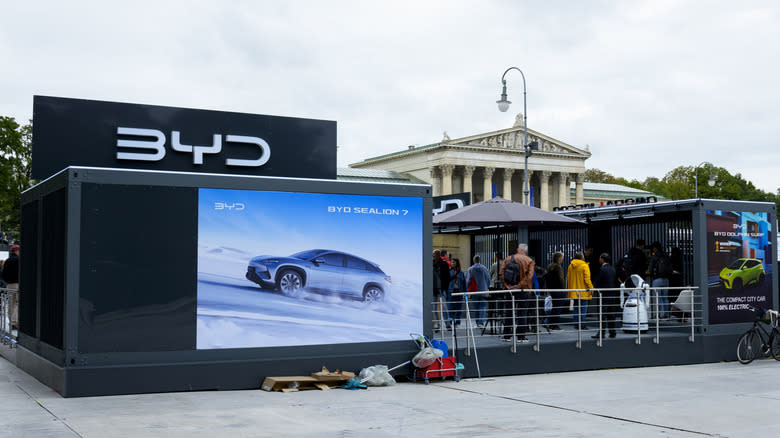 El fabricante chino de automóviles eléctricos BYD presenta sus modelos en el área de espacios abiertos durante la IAA Mobility el 12 de septiembre de 2025 en Munich, Baviera, Alemania.