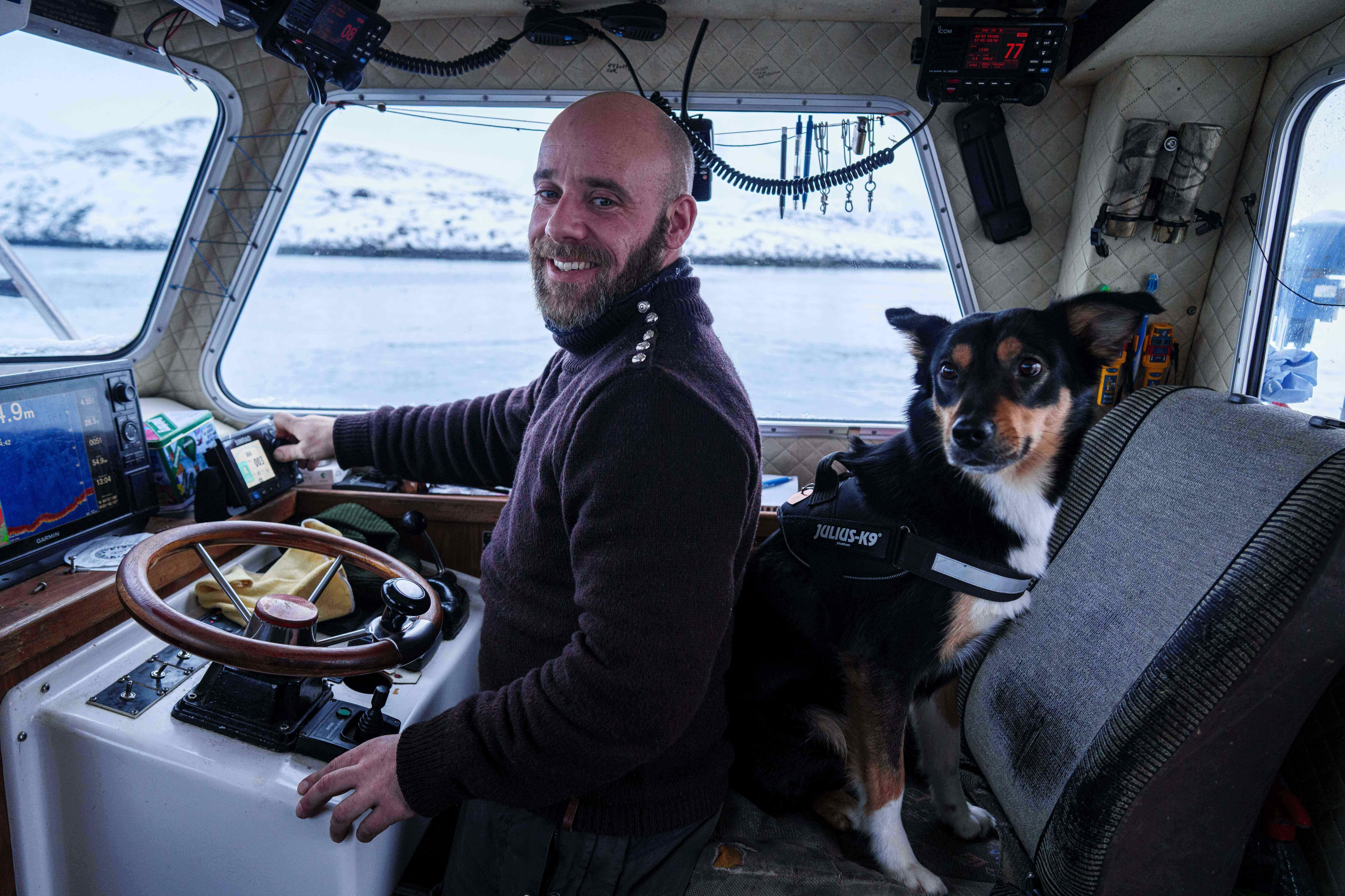 Helgi Argyll, el pescador, con su perro Molly, navega en su…