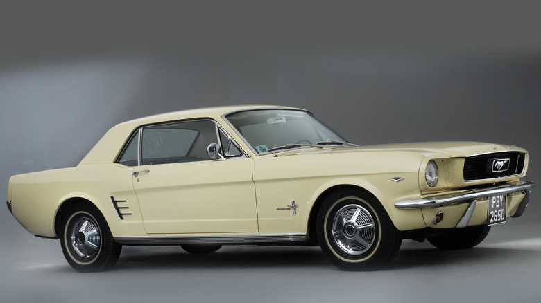 Ford Mustang Hardtop 1966 en estudio, vista frontal 3/4, exterior beige