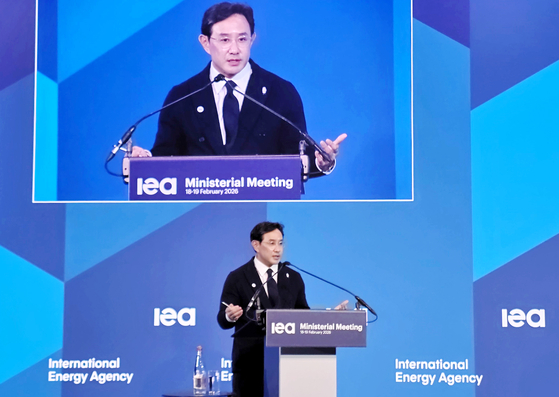 El presidente de Korea Zinc, Choi Eun-beom, habla durante una sesión en la Reunión Ministerial de la AIE de 2026 en Francia el 18 de febrero. (Yonhap)