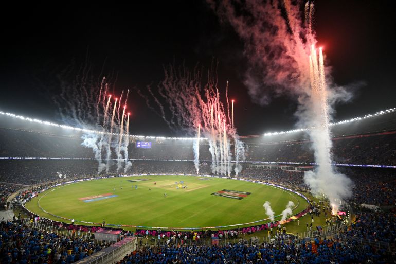 Los fuegos artificiales explotan al final del partido final de la Copa Mundial de Críquet Masculino ICC 2023 One Day International (ODI) entre India y Australia en el Estadio Narendra Modi en Ahmedabad.