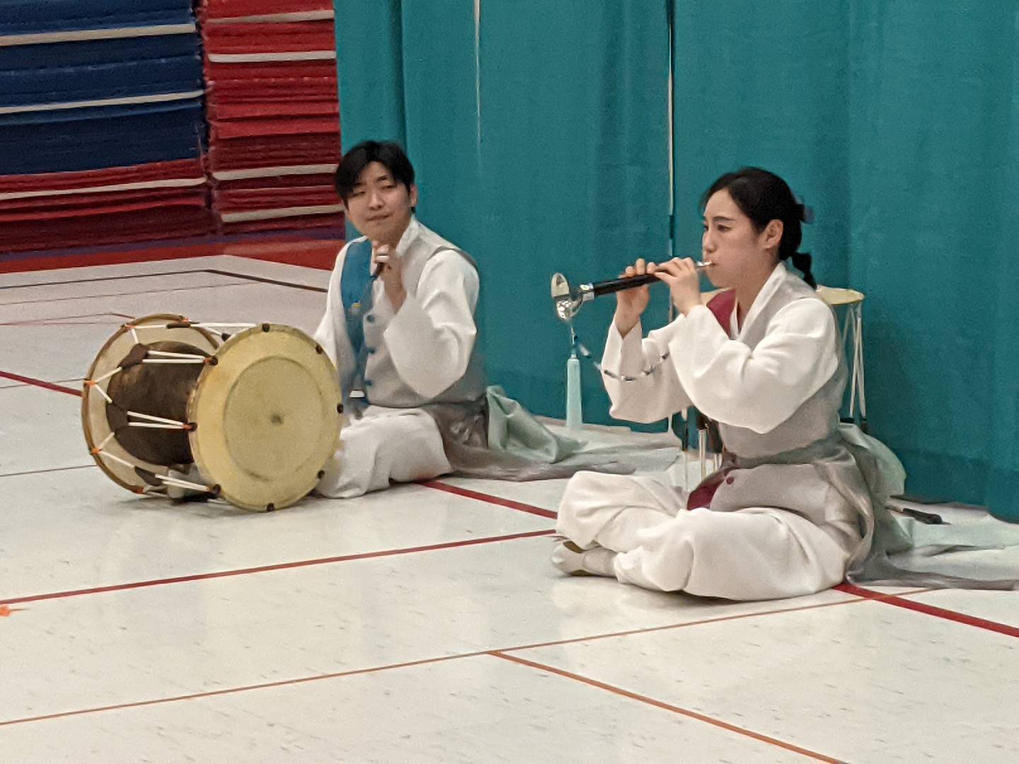 Miembros del Instituto Coreano de Artes Escénicas de Chicago actúan durante la Feria de Diversidad de la Escuela Primaria Grande Park el jueves 5 de marzo de 2026.