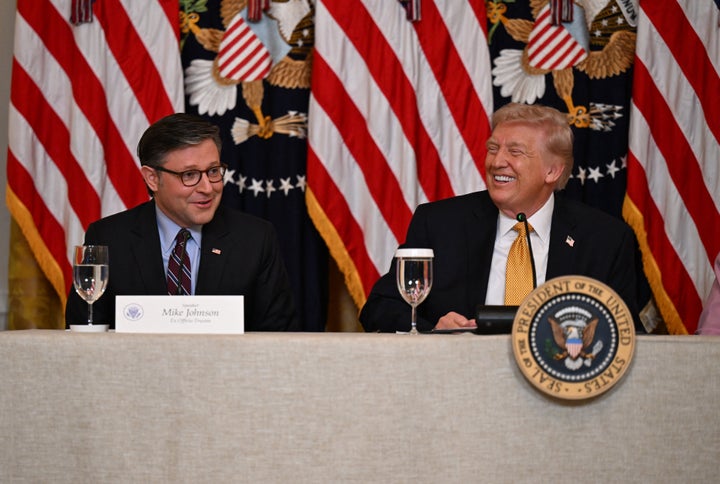 El presidente de la Cámara de Representantes, Mike Johnson, y el presidente Donald Trump se rieron el lunes mientras hablaban de un colega gravemente enfermo.