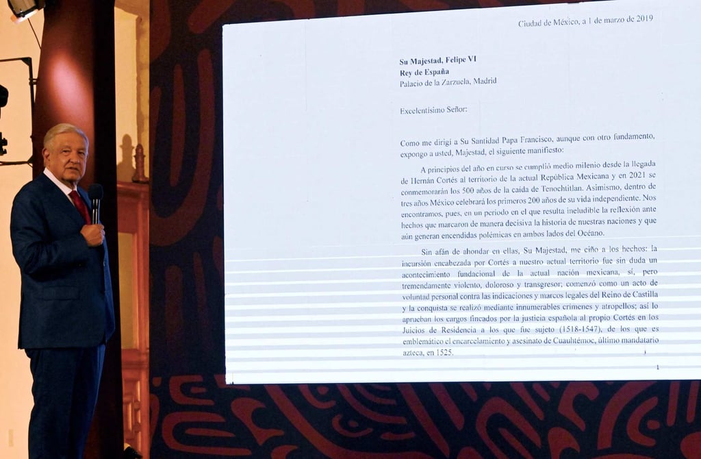 El expresidente mexicano Andrés Manuel López Obrador lee una carta de 2019 dirigida al rey Felipe VI de España en septiembre de 2024. Foto: AFP