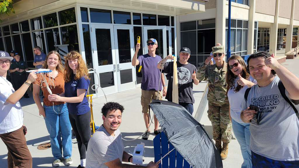 Afuera un grupo de estudiantes de la UNC lanzan globos meteorológicos