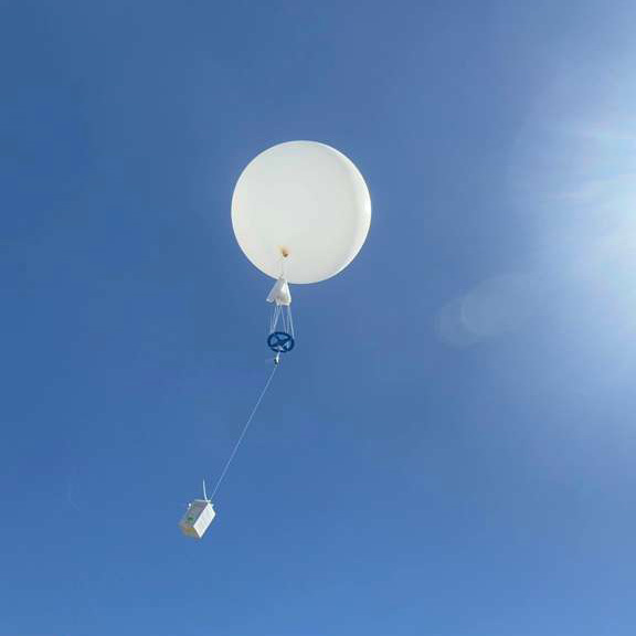 Un globo meteorológico en el cielo.