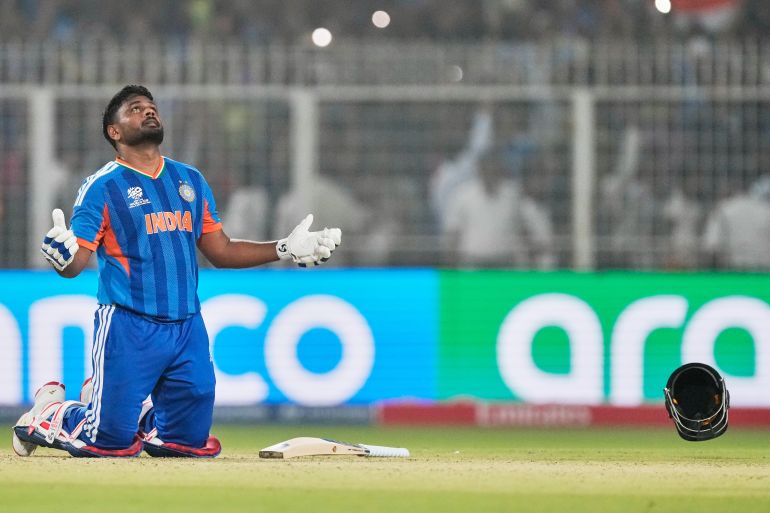 Sanju Samson de la India mira al cielo después de ganar el partido de cricket de la Copa Mundial T20 contra las Indias Occidentales en Calcuta, India, el domingo 1 de marzo de 2026. (Foto AP/Vikas Das)