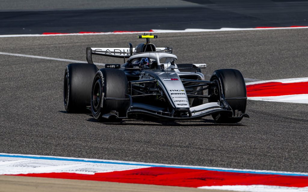 Valtteri Bottas conduce para Cadillac durante la preparación para la prueba de invierno de Fórmula 1 de 2026 el 11 de febrero de 2026 