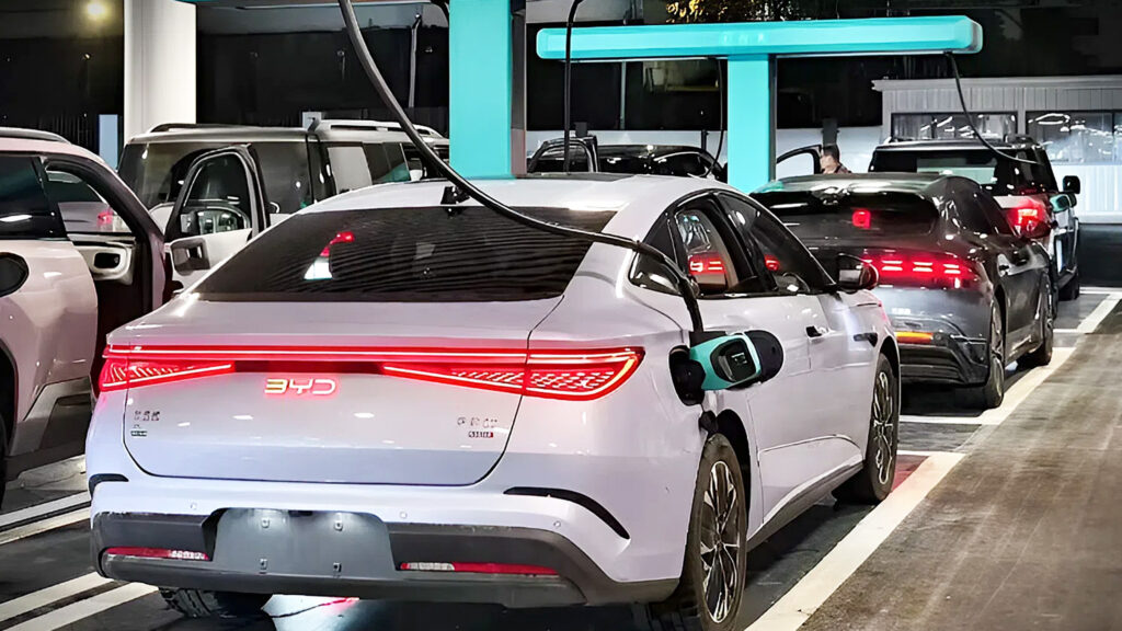     Las ventas de BYD caen un 41% en China mientras su principal rival lidera