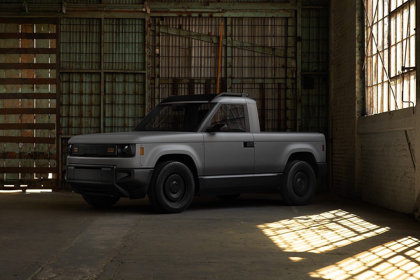 Esta foto proporcionada por Slate muestra el Slate Truck, una camioneta eléctrica básica para dos pasajeros que el propietario puede personalizar en gran medida después de salir de la línea de producción. (Cortesía de Slate Auto vía AP)