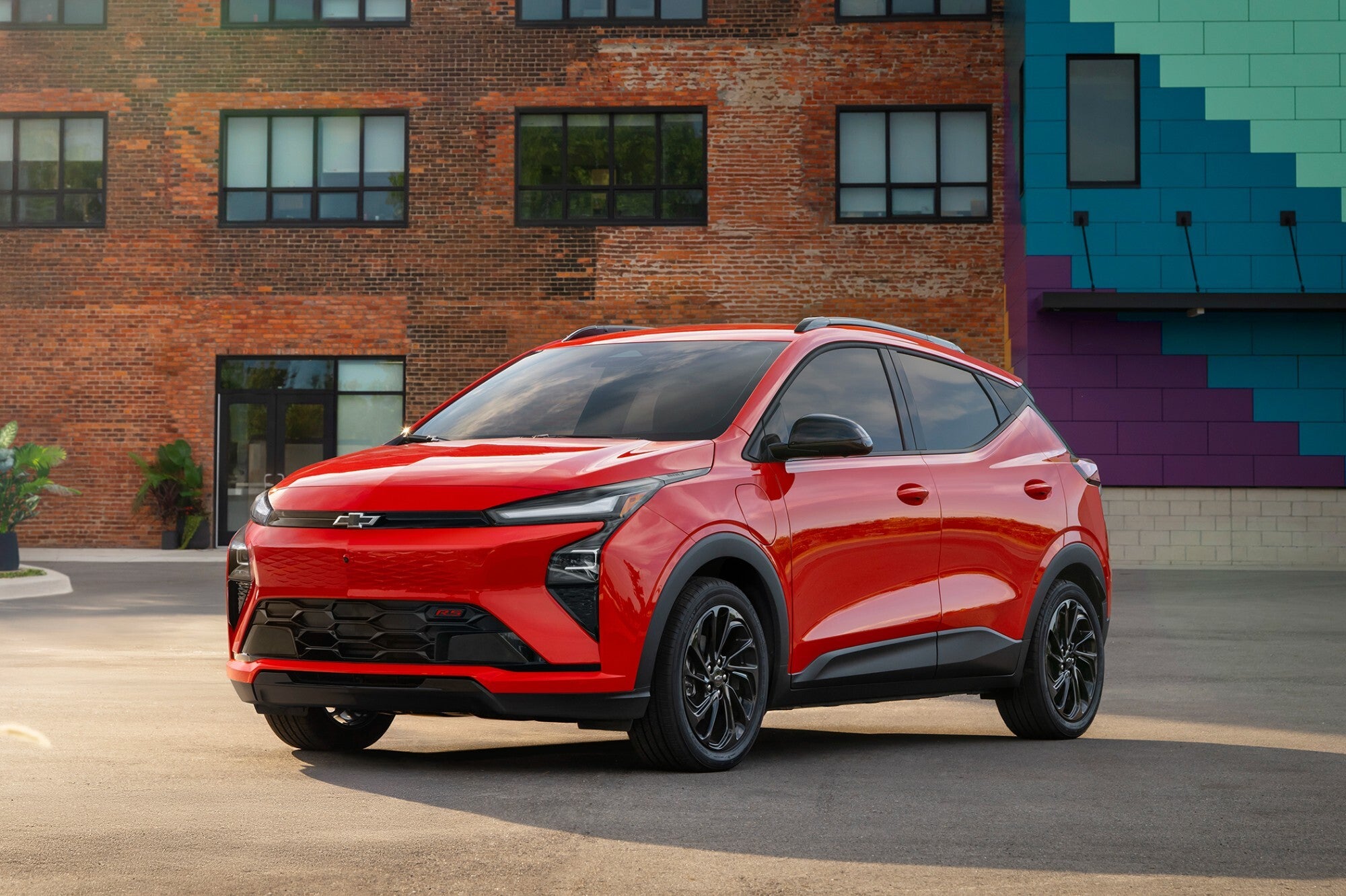 Esta imagen proporcionada por Chevrolet muestra el Chevy Bolt 2027, que ofrecerá una autonomía de aproximadamente 255 millas y un puerto de carga estilo Tesla. (Cortesía de General Motors vía AP)