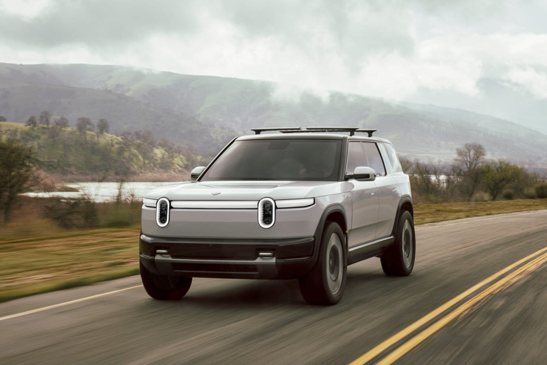 Esta imagen proporcionada por Rivian muestra el R2, un vehículo eléctrico pequeño muy esperado que promete más de 300 millas de alcance y capacidad todoterreno, una firma del fabricante de automóviles. (Cortesía de Rivian Automotive vía AP)