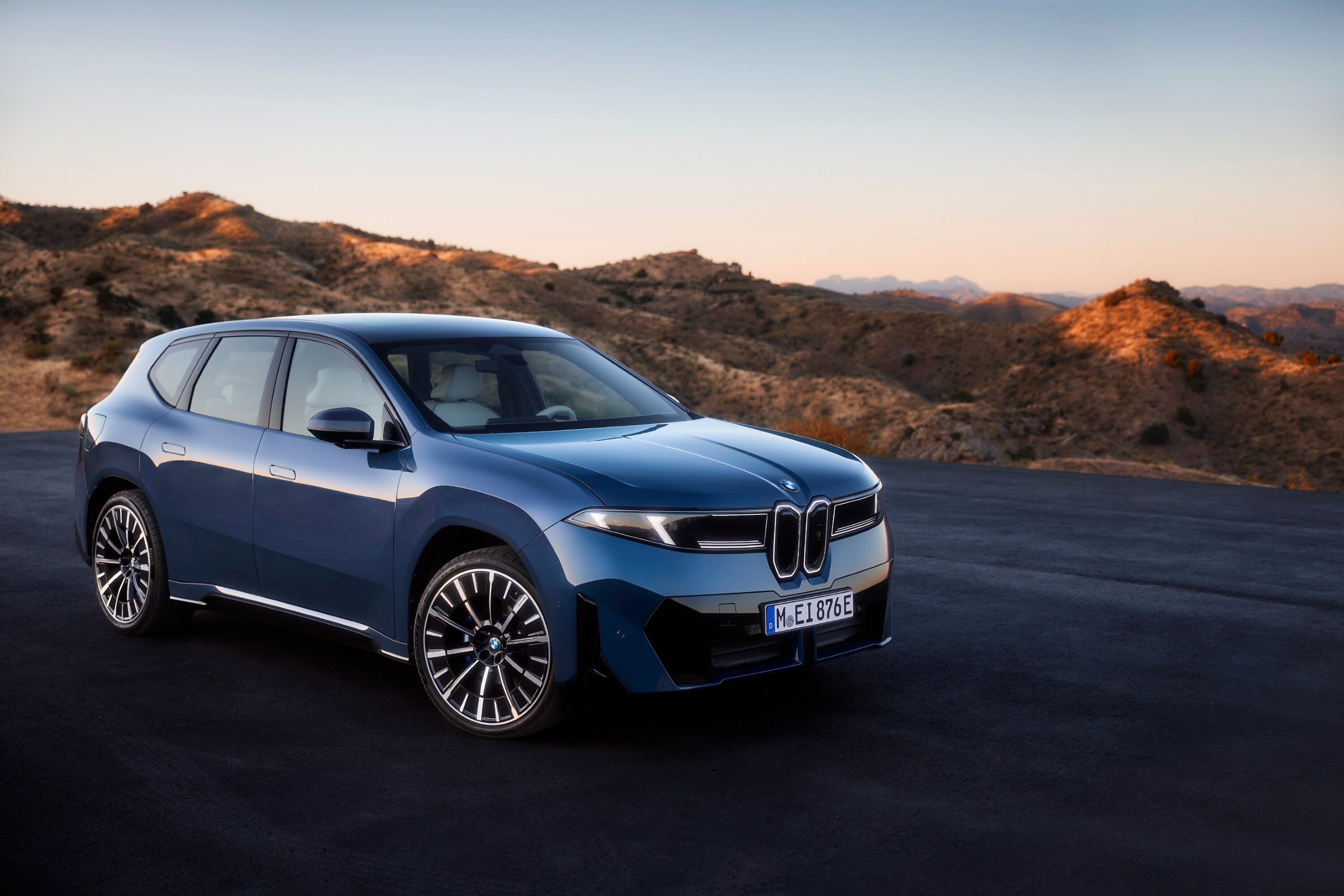 Esta foto proporcionada por BMW muestra el BMW iX3, un SUV eléctrico de lujo que ofrece una autonomía de casi 400 millas con un rendimiento deportivo. (Cortesía de BMW de Norteamérica vía AP)