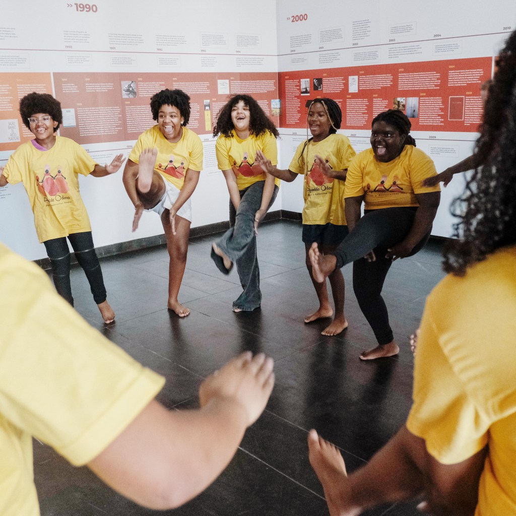 Foto de jóvenes brasileños participando en la programación, sonriendo.