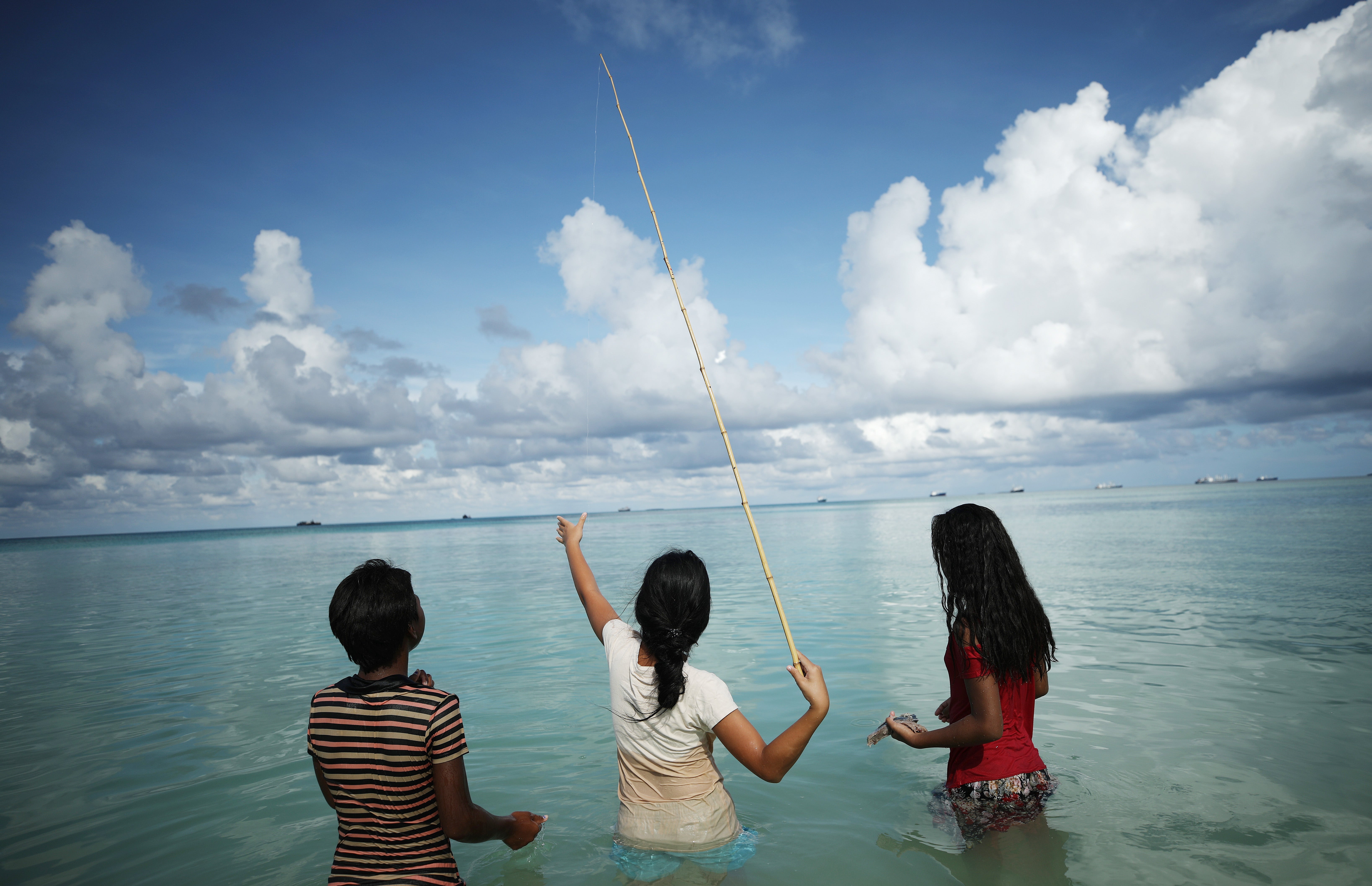 Niños pescando en una laguna en Funafuti, Tuvalu, el 28 de noviembre de 2019. Tuvalu y otras naciones del Pacífico están a la vanguardia del aumento del nivel del mar impulsado por el clima.