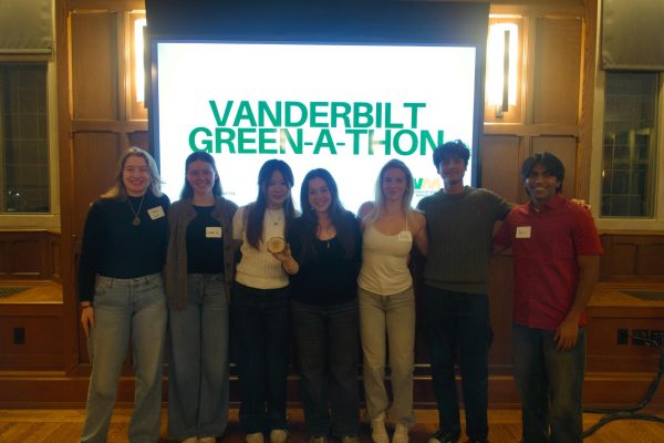 Ganadores del primer lugar de Green-A-Thon frente al tobogán de Green-A-Thon, desde la izquierda: Sydney Clark, Isabelle Greer, Abigail Chin, Izzy Stavsky, Eva Schneider, Wasi Hussain y Varun Kandasamy, fotografiados el 25 de febrero de 2026. (multimedia) 