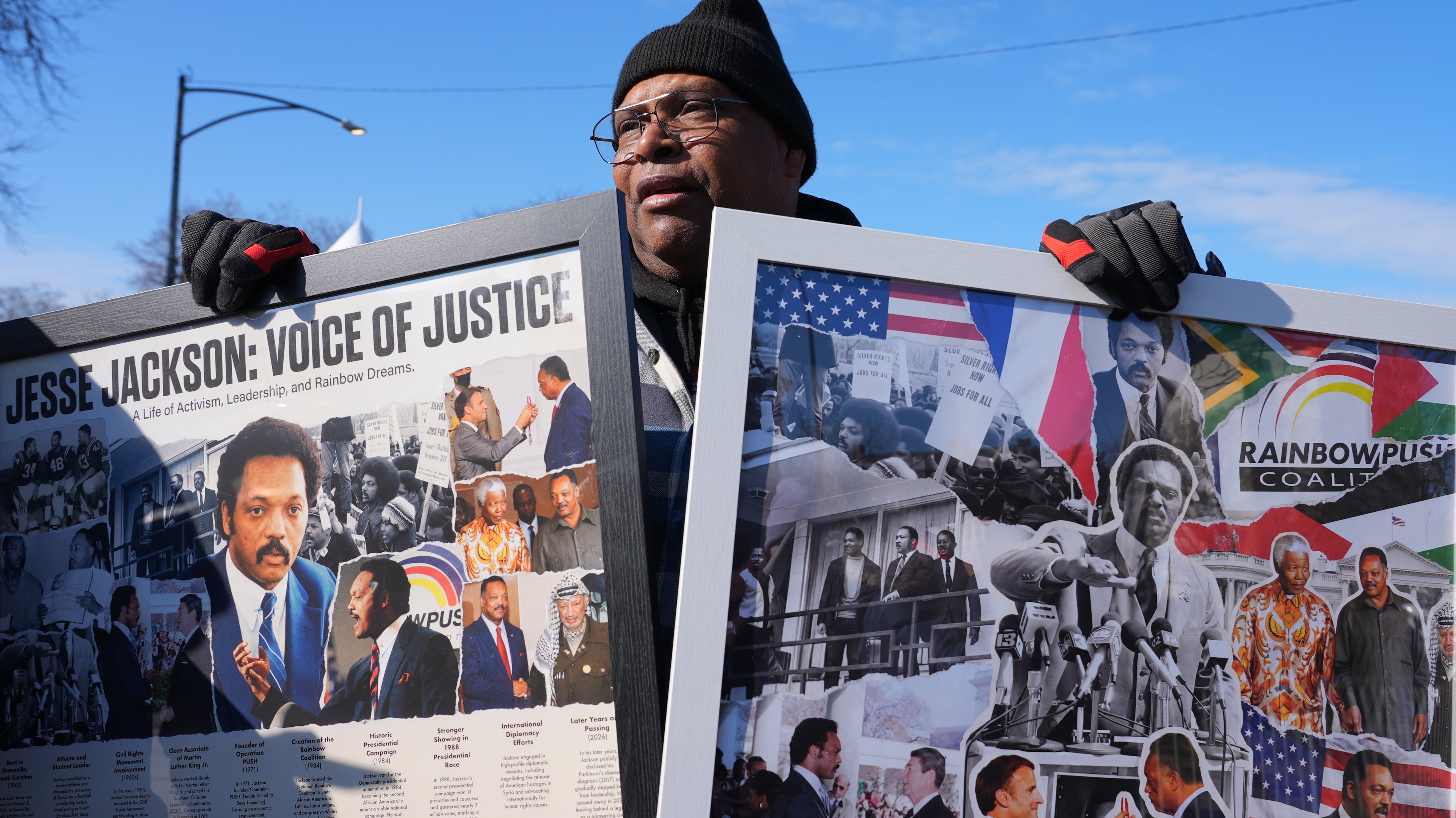 James Hickman sostiene un montaje fotográfico del difunto reverendo Jesse Jackson antes de una visita pública a la Rainbow/Push Coalition, el jueves 26 de febrero de 2026, en Chicago. (Nam Y. Huh/AP)