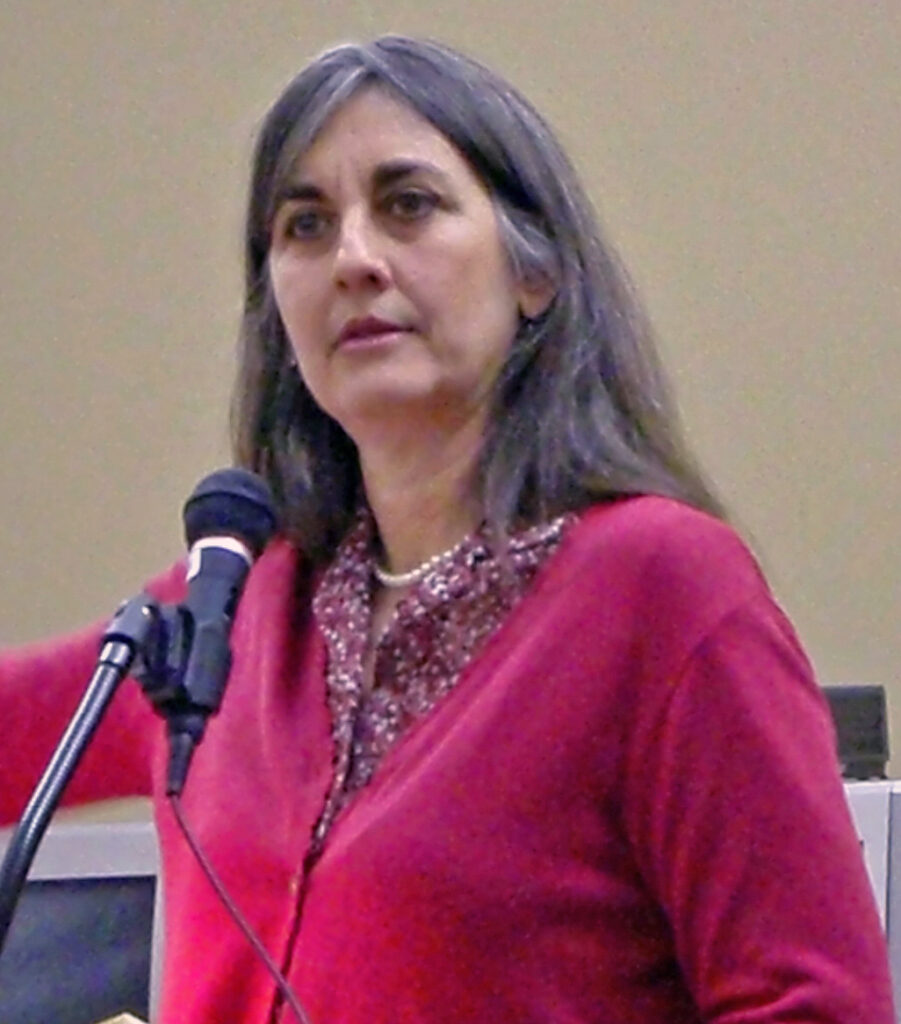 Janice Ray hablando en un evento público (Foto de Gretchen Quarterman, CC BY 2.0, vía Wikimedia Commons)