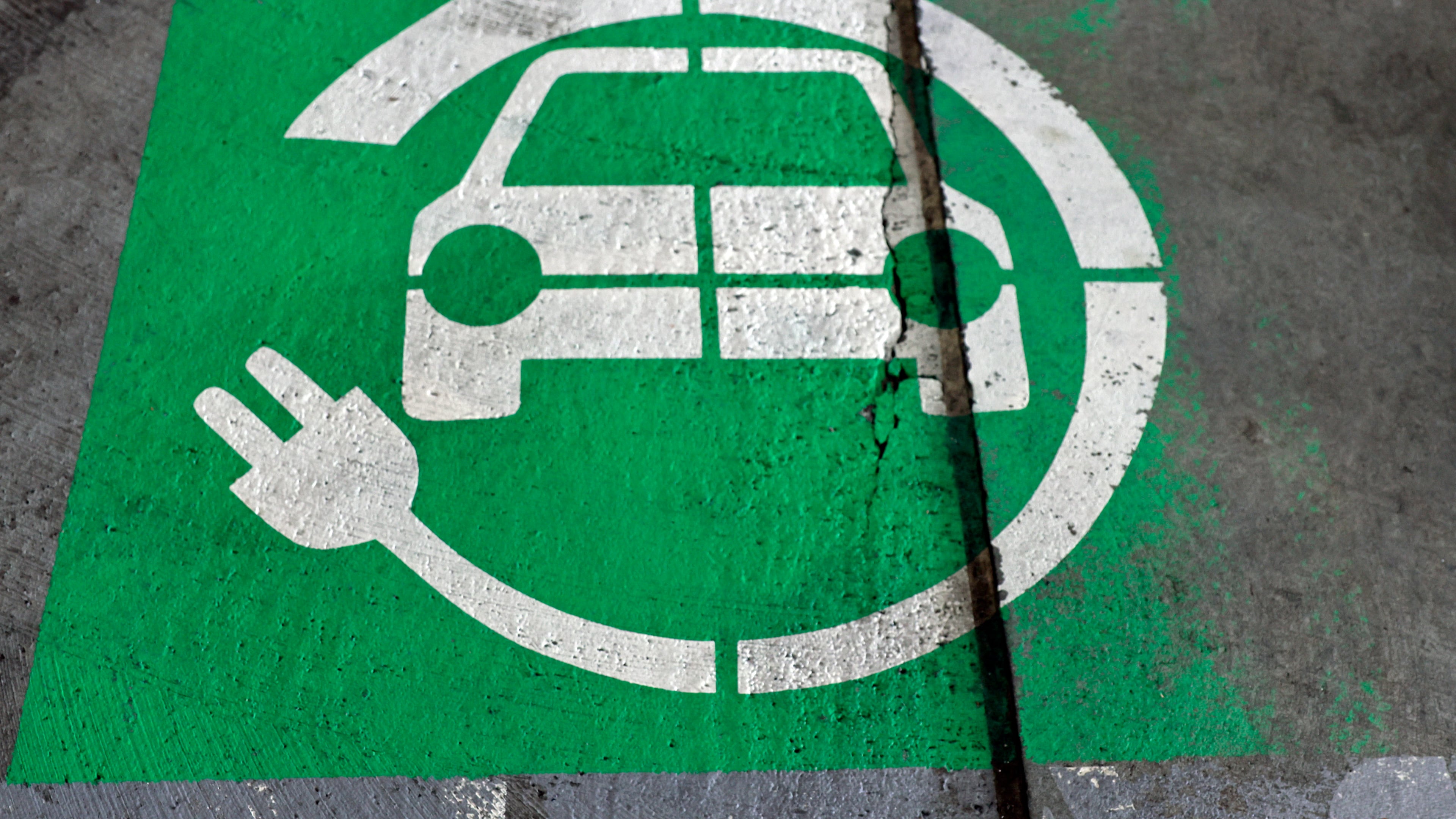 Los estados, incluido Georgia, cobran una tarifa de registro anual más alta para los vehículos eléctricos que para los vehículos a gasolina (Archivo Natrice Miller/AJC)