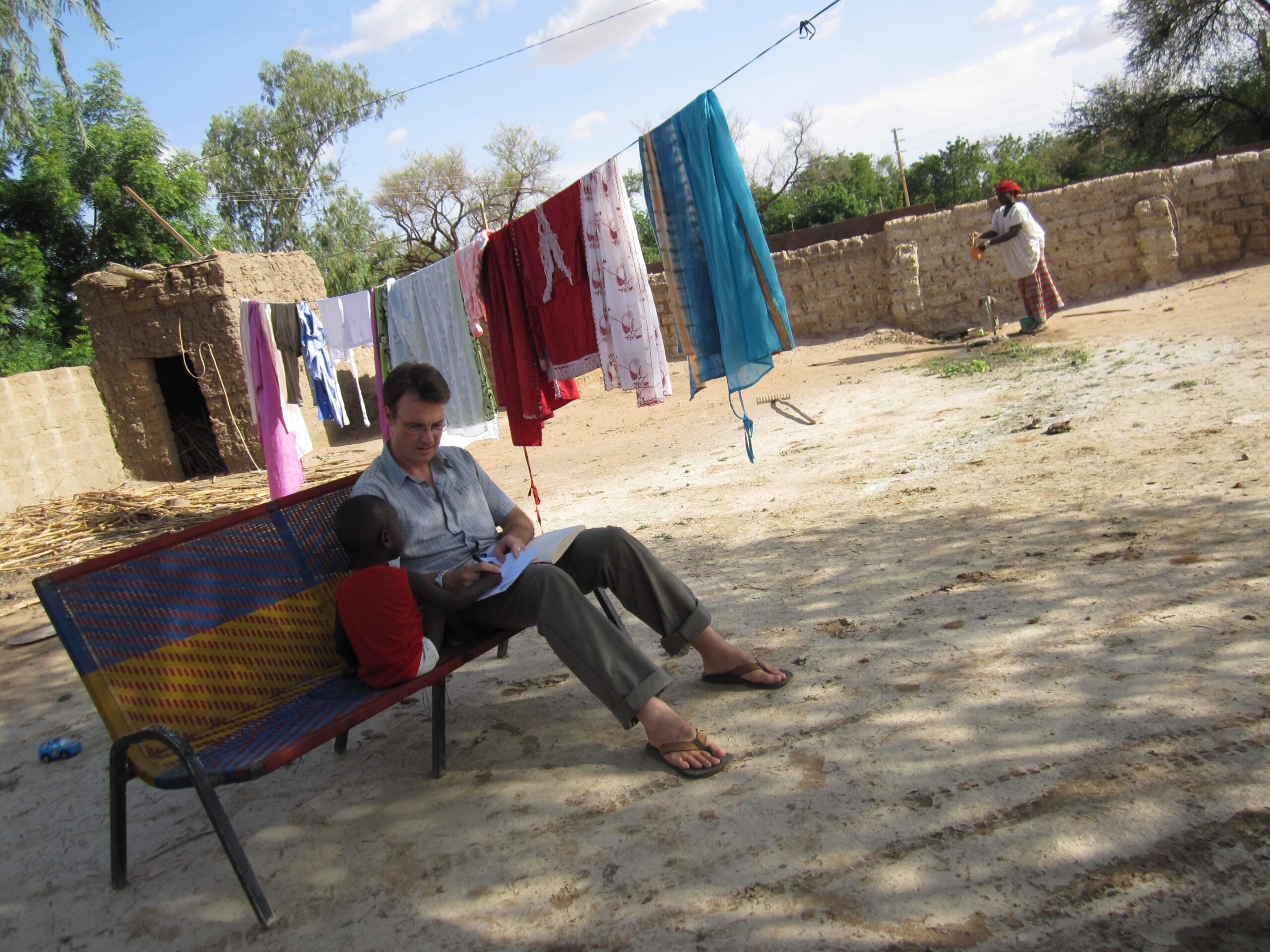Escribiendo en Níger en 2011 con poca ayuda. Foto cortesía de Anne-Claire Benoit.