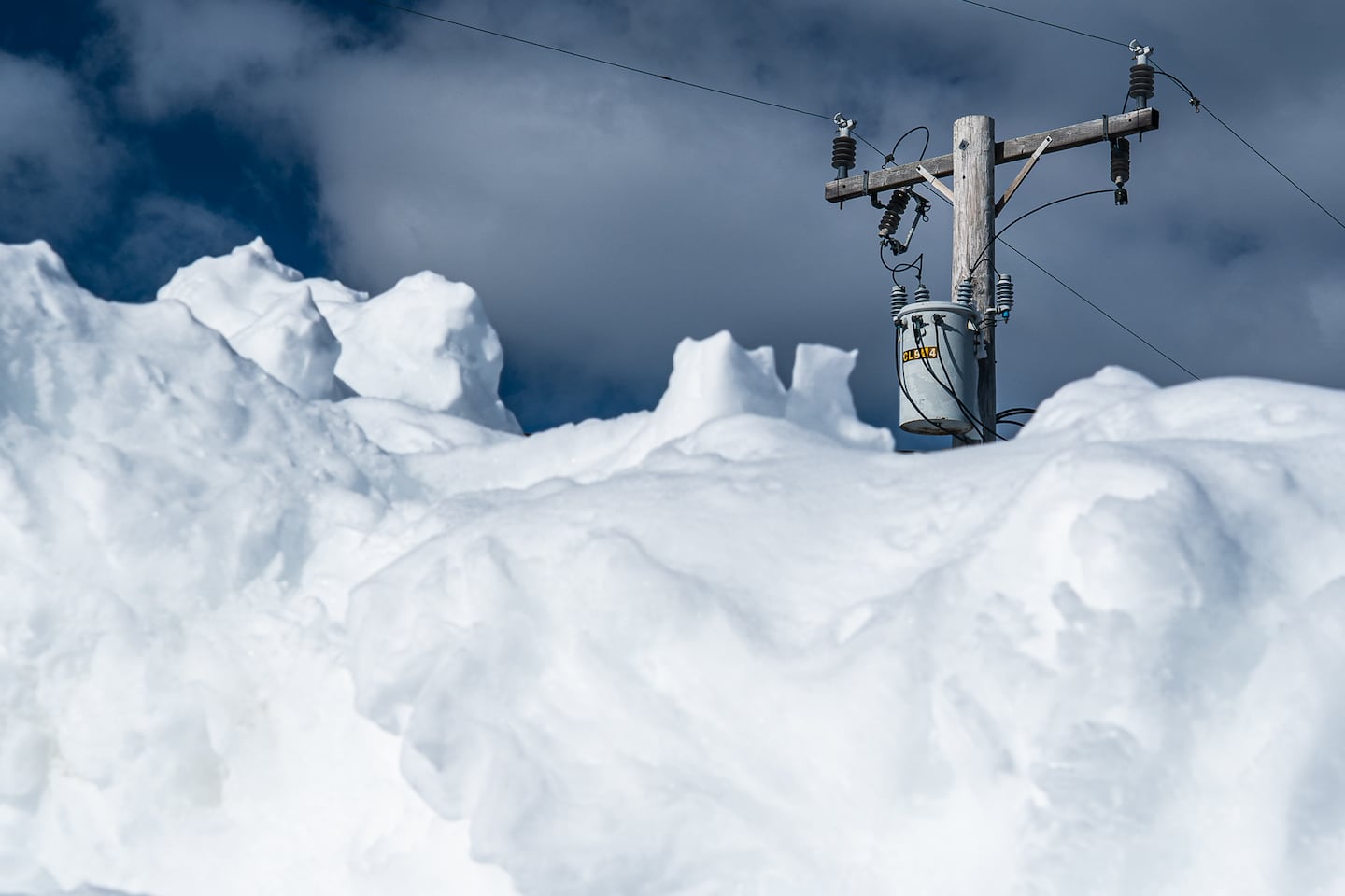 La nieve bloquea un poste de electricidad después de una tormenta de nieve en Bourne, el 24 de febrero.