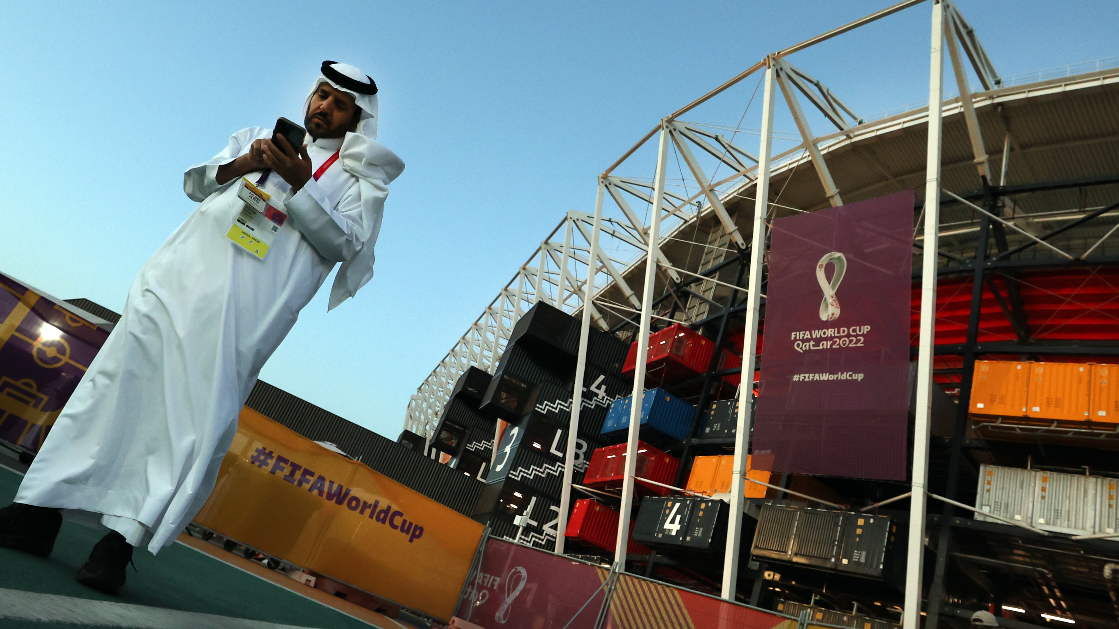 En octubre de 2023, una demanda presentada por 38 trabajadores de la construcción filipinos anónimos alegaba que fueron objeto de trata y luego obligados a trabajar en estadios para la Copa del Mundo de 2022 en Qatar. (Ian McNicol/Getty Images)