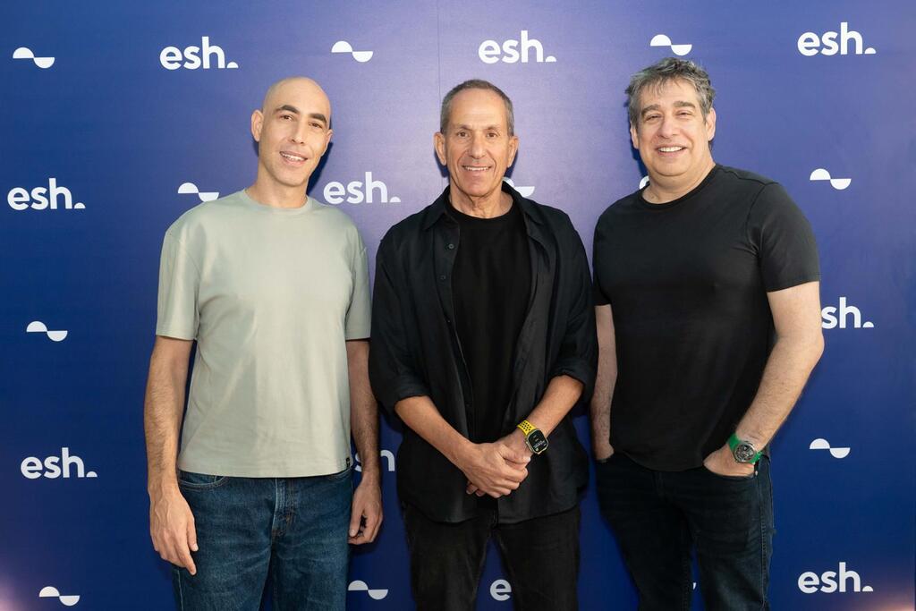 Liderazgo de Ish Bank (desde la izquierda: Yuval Aloni, Shmuel Hauser, Nir Zuk (Gadi Siara) Presentando a Ash Bank Ish desde la derecha es el socio de Nir Tzuk Shmulik Hauser Yu Bank
