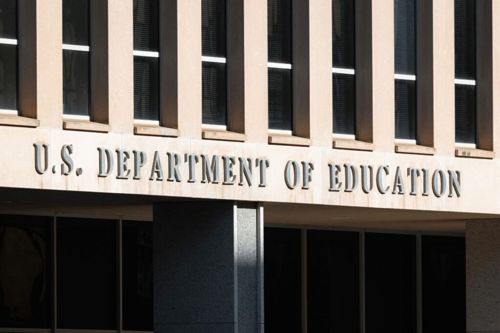 Una toma cercana de la fachada del Departamento de Educación de Estados Unidos en Washington, DC.
