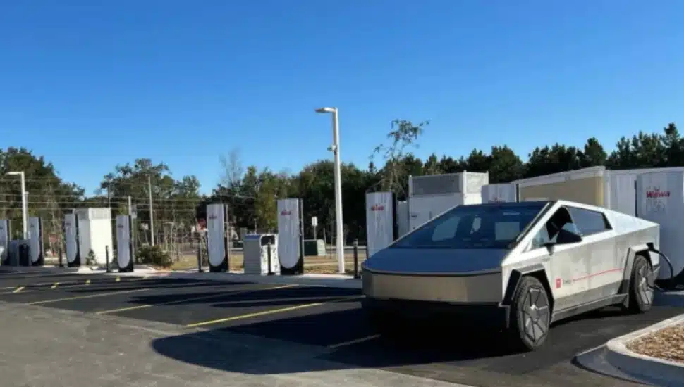 Un vehículo eléctrico recibe una carga a lo largo de una línea de Supercargadores Wawa alineados en Alachua, Florida.