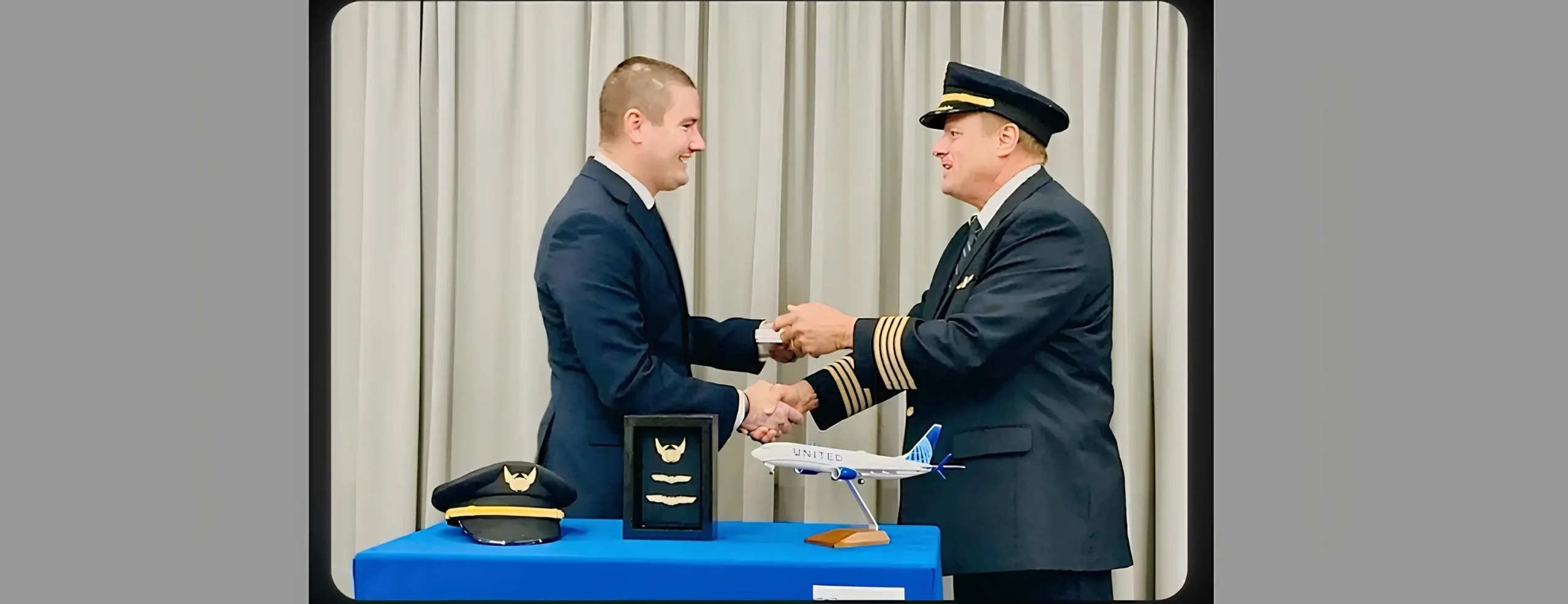 Se produjo un hito conmovedor en un vuelo de United Airlines (UA) cuando el capitán Tom M. En la cabina, su hijo, Bradley, sirvió como primer oficial en su primer vuelo.