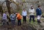 (De izquierda a derecha) Magnolia Warren, Belén Hernández, los graduados Abril Hernández Herrera, Alice Meyers, Jonathan Tijerina Escobar y Sullivan Montfort observan a los tritones nadar en la bahía. 