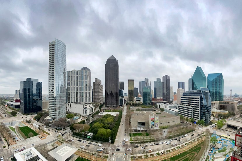 Una vista panorámica del horizonte de Dallas desde la nueva torre del Bank of America en construcción...
