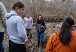 Nina Dominici, directora de programas educativos del Consejo de la Cuenca del Río Marys, habla con estudiantes voluntarios.