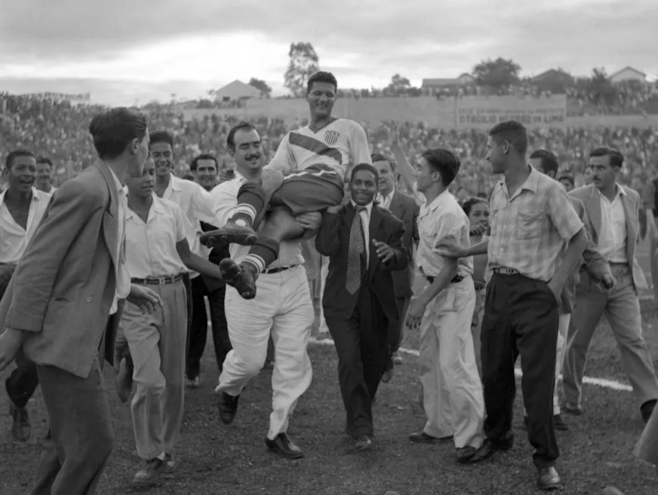 ARCHIVO - El delantero centro estadounidense Joe Gaetjens anima a los fanáticos después de que Inglaterra venciera a Inglaterra 1-0 durante un partido de fútbol de la Copa Mundial en Belo Horizonte, Brasil, el 28 de junio de 1950. (Foto AP/Archivo)
