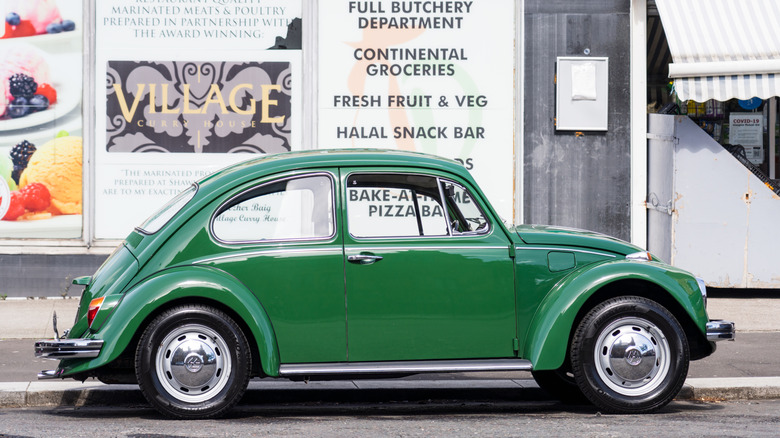 Vista lateral del Volkswagen Beetle clásico verde brillante
