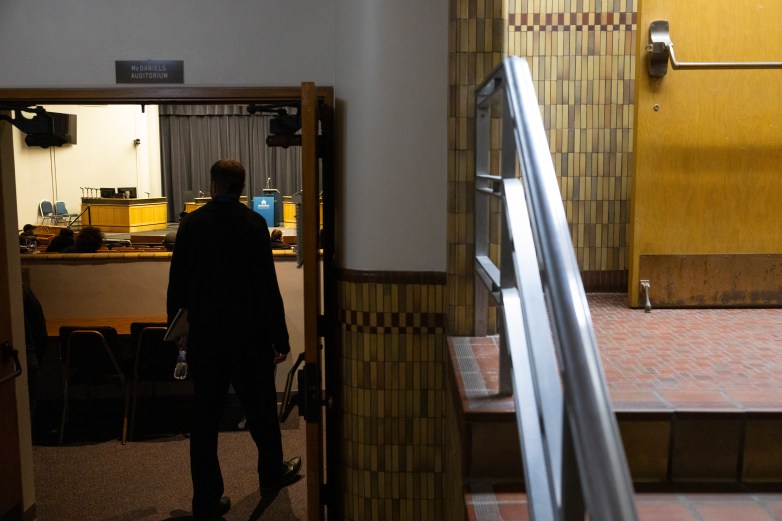 Una persona atraviesa una puerta etiquetada 
