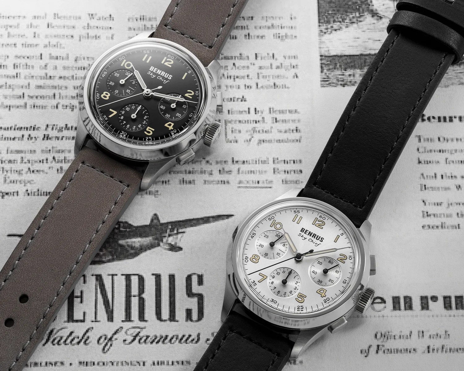 Dos relojes cronógrafo Benroos Sky Chief, uno con esfera negra y correa de cuero marrón, el otro con esfera blanca y correa de cuero negra, colocados sobre un fondo de periódico antiguo.