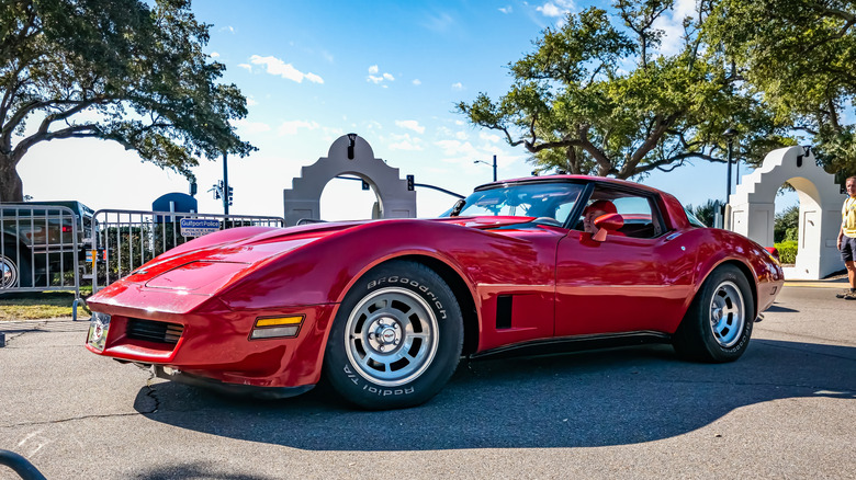 Chevrolet Corvette C3 último modelo rojo en una exhibición de autos, vista frontal 3/4