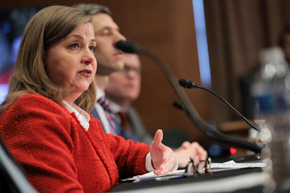 WASHINGTON, DC – 26 DE FEBRERO: La vicepresidenta de la Junta de la Reserva Federal, Michelle Bowman, testifica ante el Comité Senatorial de Banca, Vivienda y Asuntos Urbanos en el edificio de oficinas del Senado Dirksen el 26 de febrero de 2026 en Washington, DC. Comité