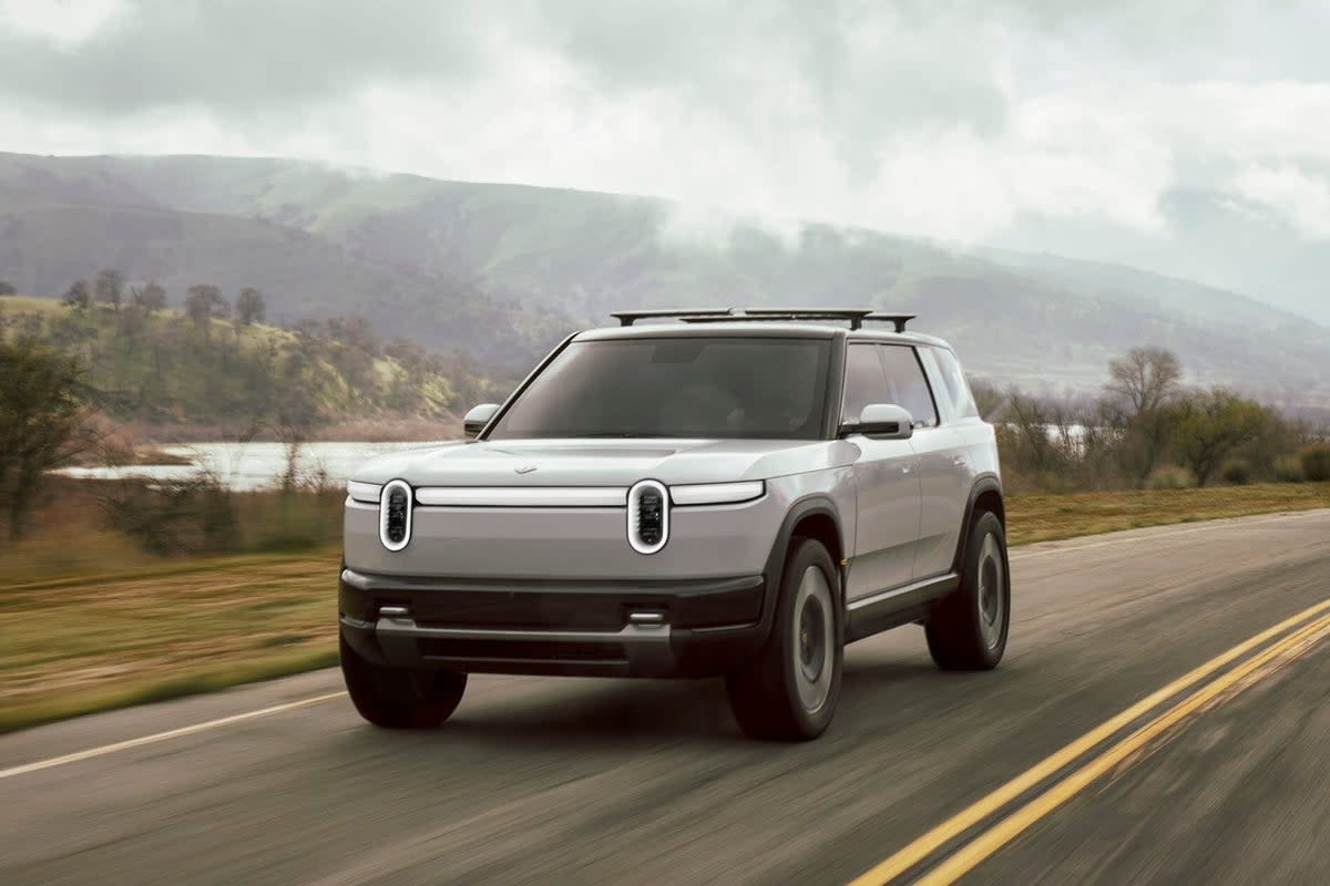 Esta imagen proporcionada por Rivian muestra el R2, un vehículo eléctrico pequeño muy esperado que promete más de 300 millas de alcance y capacidad todoterreno, una firma del fabricante de automóviles. (Cortesía de Rivian Automotive vía AP)