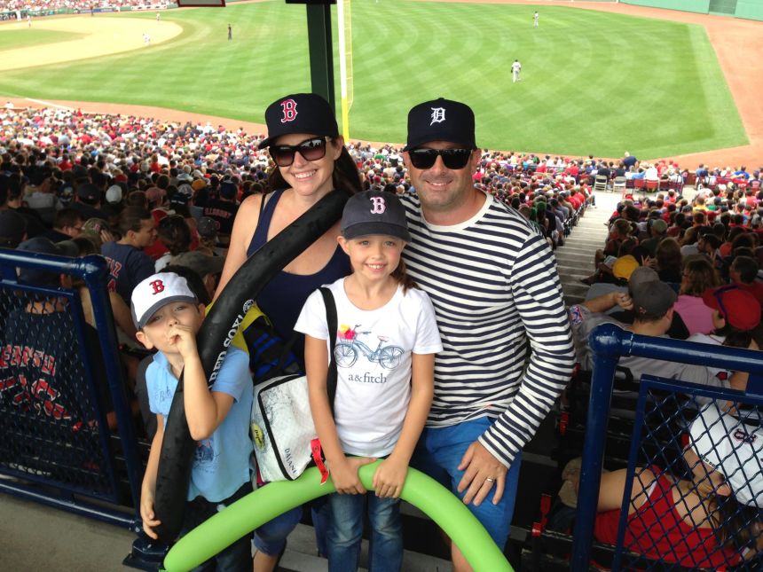 Scott George y su familia en Fenway Park en Boston después de que la familia se mudó a su ciudad natal en Estados Unidos.