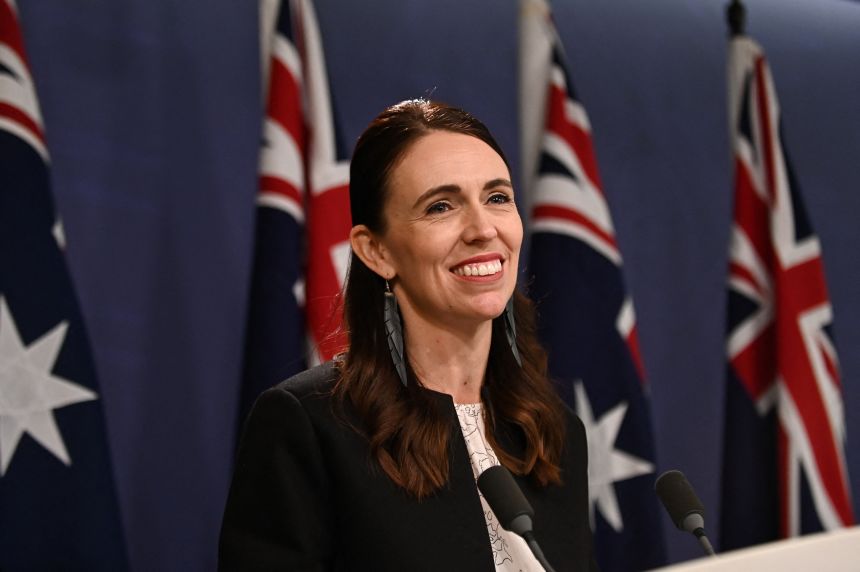 La ex primera ministra de Nueva Zelanda, Jacinda Ardern, habla en una conferencia de prensa conjunta con el primer ministro australiano, Anthony Albanese, en la Oficina Parlamentaria de la Commonwealth en Sydney en 2022.