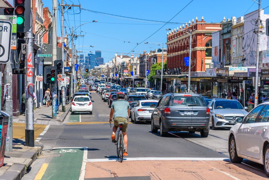 Alrededor del 60% de los que abandonan Nueva Zelanda van a Australia, cuyo gobierno estima que ahora viven allí 670.000 kiwis. Arriba hay una foto de Sydney Road en Melbourne.