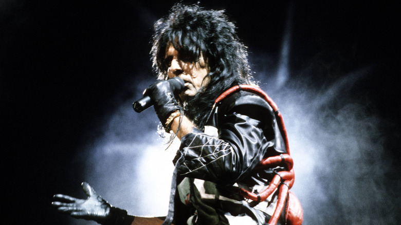 Alice Cooper cantando en el escenario