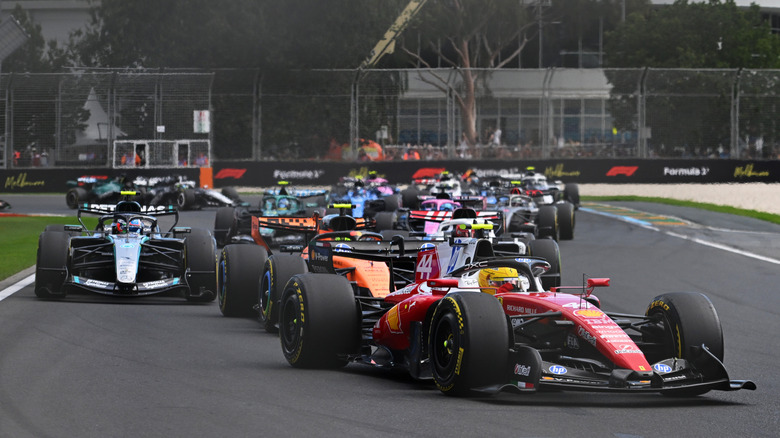 Lewis Hamilton (44) de Gran Bretaña conduce la Scuderia Ferrari SF-26 Lando Norris (1) de Gran Bretaña conduce un Mercedes McLaren MCL40 durante el Gran Premio de F1 de Australia en el circuito del Gran Premio de Albert Park el 8 de marzo de 2026 en Melbourne, Australia.