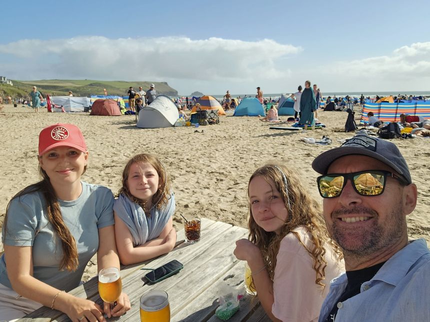 Darren Eckford y su familia en Cornwall después de mudarse al Reino Unido desde Nueva Zelanda.