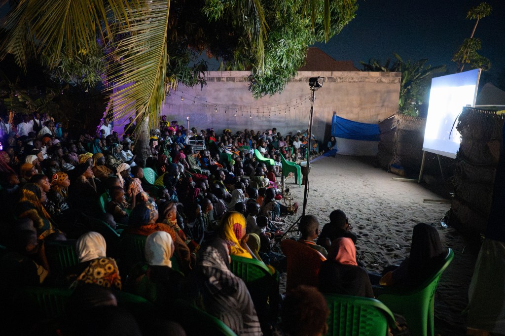 Audiencia de proyección de MEDEA en Tanzania. Capturado por James Roh para Pura