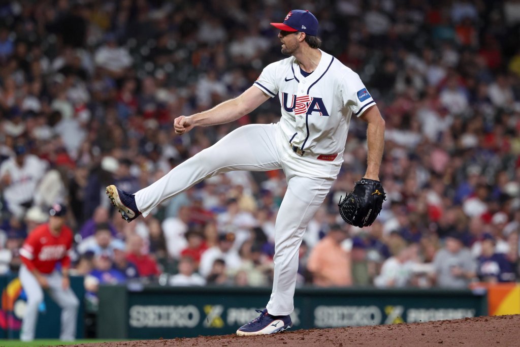 El lanzador estadounidense Clay Holmes (35) lanza un lanzamiento contra Gran Bretaña.