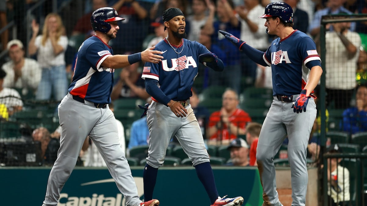 Cal Raleigh # 29, Byron Buxton # 25 y Roman Anthony # 3 de los Estados Unidos celebran después de anotar con un doble hit RBI de Bryce Turang # 13 de los Estados Unidos durante el juego del Grupo B del Clásico Mundial de Béisbol de 2026 entre Estados Unidos y Brasil contra Brasil en Daikin Park, el 26 de marzo de 2016 en Taikin Park.