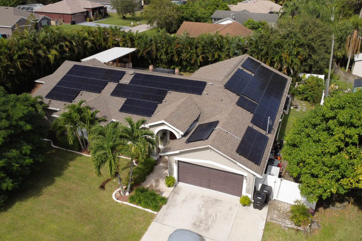 Foto aérea de casa con sistema Terra Energy en el techo.